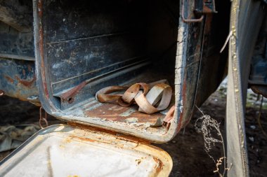 Dovhalivka, Harkiv bölgesi, Ukrayna, 03.23.2023: Rus ordusunun üssü. Ukraynalı tutsaklara işkence ve gözaltı yeri. Rusya Ukrayna savaşı