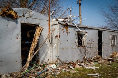 Dovhalivka, Harkiv bölgesi, Ukrayna, 03.23.2023: Rus ordusunun üssü. Ukraynalı tutsaklara işkence ve gözaltı yeri. Rusya Ukrayna savaşı