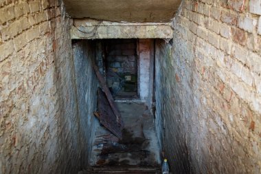 Dovhalivka, Harkiv bölgesi, Ukrayna, 03.23.2023: Rus ordusunun üssü. Ukraynalı tutsaklara işkence ve gözaltı yeri. Rusya Ukrayna savaşı