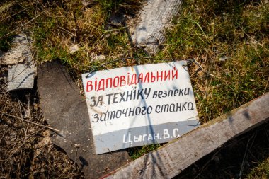 Dovhalivka, Harkiv bölgesi, Ukrayna, 03.23.2023: Rus ordusunun üssü. Ukraynalı tutsaklara işkence ve gözaltı yeri. Rusya Ukrayna savaşı