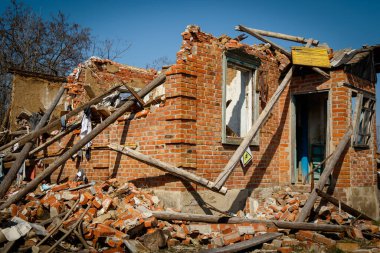 Dovhalivka, Harkiv bölgesi, Ukrayna, 03.23.2023: Rus ordusunun üssü. Ukraynalı tutsaklara işkence ve gözaltı yeri. Rusya Ukrayna savaşı