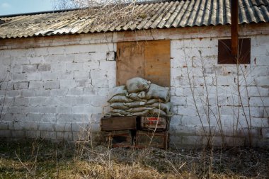 Dovhalivka, Harkiv bölgesi, Ukrayna, 03.23.2023: Rus ordusunun üssü. Ukraynalı tutsaklara işkence ve gözaltı yeri. Rusya Ukrayna savaşı