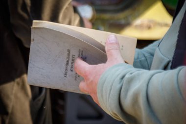 Dovhalivka, Harkiv bölgesi, Ukrayna, 03.23.2023: Rus ordusunun üssü. Ukraynalı tutsaklara işkence ve gözaltı yeri. Rusya Ukrayna savaşı