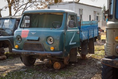 Dovhalivka, Harkiv bölgesi, Ukrayna, 03.23.2023: Rus ordusunun üssü. Ukraynalı tutsaklara işkence ve gözaltı yeri. Rusya Ukrayna savaşı