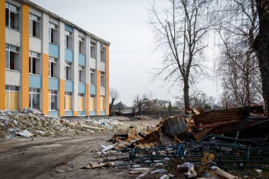 Izium, Kharkiv bölgesi, Ukrayna - 03.24.2023: Izyum Lyceum No. İki. Dağıtım yeri, Rus ordusunun karargahı. Rusya Ukrayna savaşı
