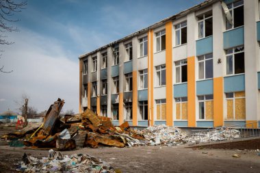 Izium, Kharkiv bölgesi, Ukrayna - 03.24.2023: Izyum Lyceum No. İki. Dağıtım yeri, Rus ordusunun karargahı. Rusya Ukrayna savaşı