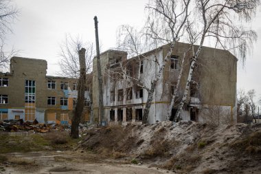 Izium, Kharkiv bölgesi, Ukrayna - 03.24.2023: Izyum Lyceum No. İki. Dağıtım yeri, Rus ordusunun karargahı. Rusya Ukrayna savaşı