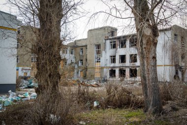 Izium, Kharkiv bölgesi, Ukrayna - 03.24.2023: Izyum Lyceum No. İki. Dağıtım yeri, Rus ordusunun karargahı. Rusya Ukrayna savaşı
