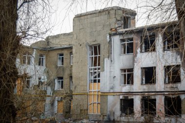 Izium, Kharkiv bölgesi, Ukrayna - 03.24.2023: Izyum Lyceum No. İki. Dağıtım yeri, Rus ordusunun karargahı. Rusya Ukrayna savaşı