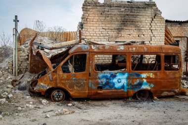 Izium, Kharkiv bölgesi, Ukrayna - 03.24.2023: Izyum Lyceum No. İki. Dağıtım yeri, Rus ordusunun karargahı. Rusya Ukrayna savaşı