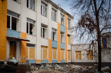 Izium, Kharkiv bölgesi, Ukrayna - 03.24.2023: Izyum Lyceum No. İki. Dağıtım yeri, Rus ordusunun karargahı. Rusya Ukrayna savaşı