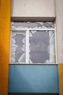 Izium, Kharkiv bölgesi, Ukrayna - 03.24.2023: Izyum Lyceum No. İki. Dağıtım yeri, Rus ordusunun karargahı. Rusya Ukrayna savaşı