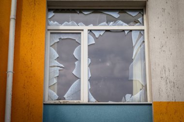 Izium, Kharkiv bölgesi, Ukrayna - 03.24.2023: Izyum Lyceum No. İki. Dağıtım yeri, Rus ordusunun karargahı. Rusya Ukrayna savaşı