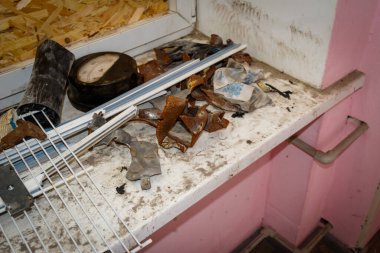 Izium, Kharkiv bölgesi, Ukrayna - 03.24.2023: Izyum Lyceum No. İki. Dağıtım yeri, Rus ordusunun karargahı. Rusya Ukrayna savaşı