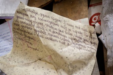 Izium, Kharkiv bölgesi, Ukrayna - 03.24.2023: Izyum Lyceum No. İki. Dağıtım yeri, Rus ordusunun karargahı. Rusya Ukrayna savaşı