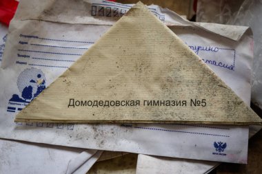 Izium, Kharkiv bölgesi, Ukrayna - 03.24.2023: Izyum Lyceum No. İki. Dağıtım yeri, Rus ordusunun karargahı. Rusya Ukrayna savaşı