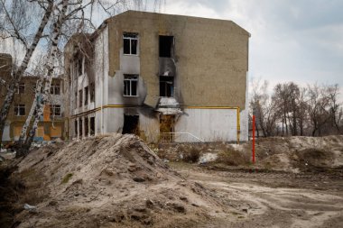 Izium, Kharkiv bölgesi, Ukrayna - 03.24.2023: Izyum Lyceum No. İki. Dağıtım yeri, Rus ordusunun karargahı. Rusya Ukrayna savaşı