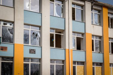 Izium, Kharkiv bölgesi, Ukrayna - 03.24.2023: Izyum Lyceum No. İki. Dağıtım yeri, Rus ordusunun karargahı. Rusya Ukrayna savaşı