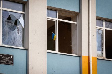 Izium, Kharkiv bölgesi, Ukrayna - 03.24.2023: Izyum Lyceum No. İki. Dağıtım yeri, Rus ordusunun karargahı. Rusya Ukrayna savaşı