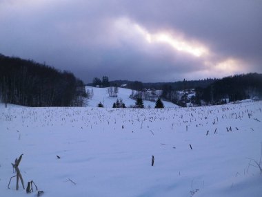 Wiezyca 'da kış, Kashubian bölgesi, Pomerania, Polonya. Dağlar, tepeler ve ormanlar Wiezyca 'nın tipik bir manzarasıdır. Wiezyca, Polonya 'nın kuzeyinde bir kayak bölgesi..