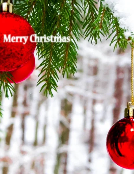 Weihnachtskugeln Baum Weihnachtszeit Kopierraum Und Frohe Weihnachten Text Weihnachtsgrußkarte — Stockfoto