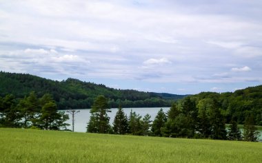 Field ve Ostrzyckie Gölü arka planda. Wiezyca Doğa, Kashubian Bölgesi, Polonya. Doğa, seyahat ve tarım kavramı.