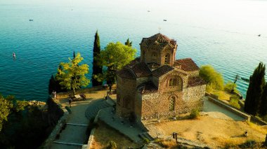 Kaneo 'daki Aziz John Manastırı. Mimarlık, turizm ve din kavramı. Kaneo 'daki Aziz John Kilisesi Ochrid Gölü kıyısındaki en karakteristik kiliselerden biridir..