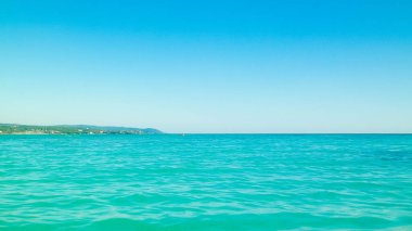 Tiren Denizi 'nin turkuaz suyu. Seyahat ve doğa kavramı. Güneşli bir yaz günü. Boşluğu kopyala.