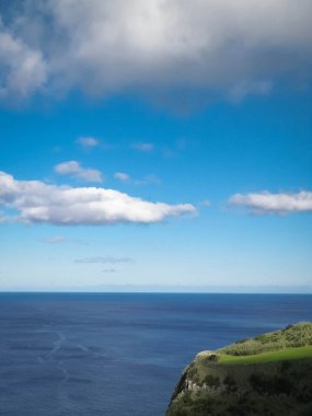 Sao Miguel 'in sahil kayalıkları, Azores adaları. Doğanın güzelliği, boşluğu mavi gökyüzünde kopyala.