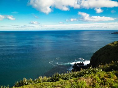 Sao Miguel 'in sahil kayalıkları, Azores adaları. Doğanın güzelliği, boşluğu mavi gökyüzünde kopyala.