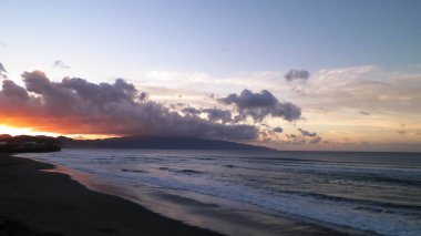 Ribiera Grande 'de, Atlantik Okyanusu' nda, Azores Adaları 'nda güzel bir gün batımı. Seyahat ve doğa kavramı