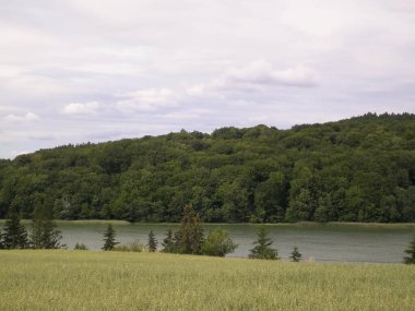 Field ve Ostrzyckie Gölü arka planda. Wiezyca Doğa, Kashubian Bölgesi, Polonya. Doğa, seyahat ve tarım kavramı.