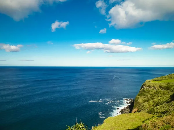 アゾレス諸島サンミゲル島の海岸崖 自然の美しさ 青空のコピースペース — ストック写真