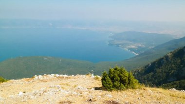 Makedonya 'nın Ochrid Gölü ve Galiçya Ulusal Parkı Dağları kıyısına bakın. Galiçya, Ochrid ve Prespa olmak üzere iki göl arasındaki ulusal parktır. Balkan doğası ve keşif kavramı.