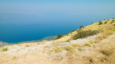Makedonya 'nın Galicica Ulusal Parkı' ndaki dağların zirvesine bakın. Galiçya, Ochrid ve Prespa Gölü arasındaki Ulusal Park 'tır. Makedonya 'da off-road, Balkan doğası ve keşif kavramı. Boşluğu kopyala.