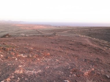 Lanzarote Adası 'nın sönmüş volkan manzarası Montana Roja, Lanzarotte, Kanarya Adaları' nda Montana Roja 'nın soyu tükenmiş volkandır..