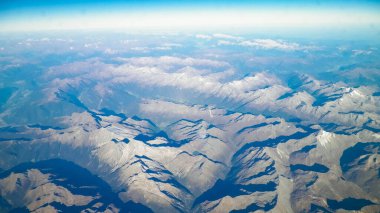 Dünya ve Alp Dağları 'nın Ufku. Uzay gemisi ya da uçaktan görüntüle.