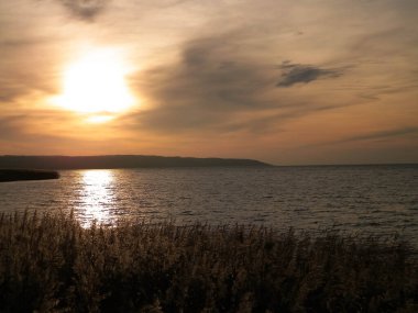 Vistula Gölü üzerinde güzel bir gün doğumu manzarası. Sahile Kapan Frombork Şehri.