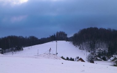 Wiezyca 'da kış, Kashubian bölgesi, Pomerania, Polonya. Dağlar, tepeler ve ormanlar Wiezyca 'nın tipik bir manzarasıdır. Wiezyca, Polonya 'nın kuzeyinde bir kayak bölgesi..