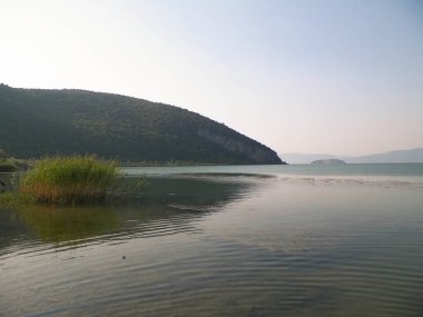 Prespa Gölü kıyıları ve Galiçya Ulusal Parkı Dağları. Prespa, vahşi doğası ve pelikan rezervleriyle tanınan Makedonya, Yunanistan ve Arnavutluk arasında yer alıyor.