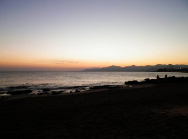 Puerto del Carmen, Lanzarote, Kanarya Adaları sahillerinde güzel bir gün batımı. Seyahat ve doğa kavramı.