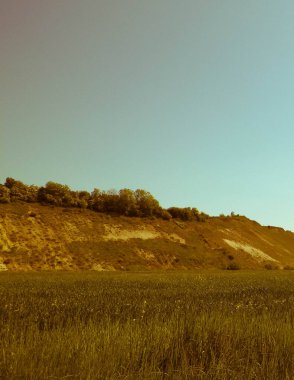 Maden bölgesindeki çakıl ocağı. Kuzey Polonya. Gökyüzündeki boşluğu kopyala. Doğal çevre keşfi konsepti. Sanatsal soyut filtre tonu.