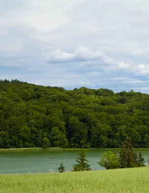 Field ve Ostrzyckie Gölü arka planda. Wiezyca Doğa, Kashubian Bölgesi, Polonya. Doğa, seyahat ve tarım kavramı.