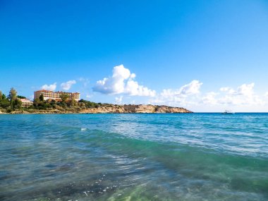 Akdeniz kıyısı. Kıbrıs adasındaki Coral Sahili. Turistik bölge.
