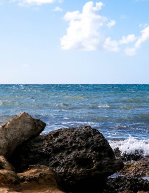 Akdeniz kıyısındaki kayalar. Kıbrıs Adası. Güneşli bir gün.