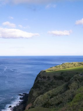 Sao Miguel 'in sahil kayalıkları, Azores adaları. Doğanın güzelliği, boşluğu mavi gökyüzünde kopyala.