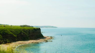 Karadeniz kıyılarındaki uçurumlar. Romanya 'nın Vama Veche kentinde kayalıkların manzarası ve plaj. Doğa ve seyahat kavramı.