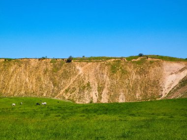 Maden bölgesindeki çakıl ocağı. Kuzey Polonya. Gökyüzündeki boşluğu kopyala. Doğal çevre keşfi kavramı.