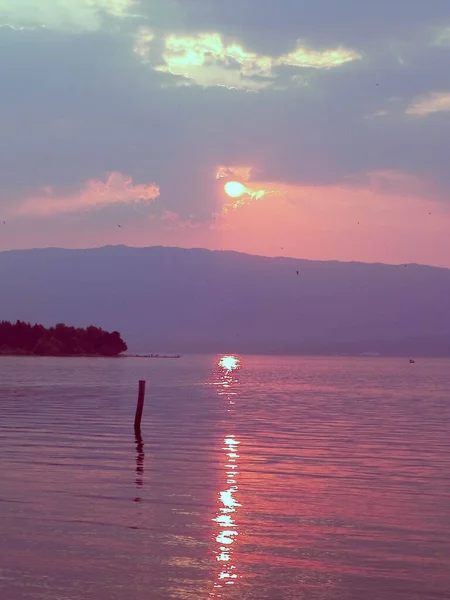 Piękny Zachód Słońca Nad Jeziorem Ochrid Odbicie Słońca Pięknej Wodzie — Zdjęcie stockowe