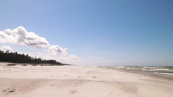 ポーランドのスティロにある砂浜 バルト海沿岸 青い空のコピースペース — ストック写真
